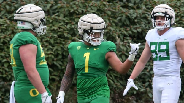 Oregon LB Noah Sewell practicing